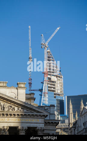 Blick auf die Stahlkonstruktion des Skalpell im Bau mit Turmdrehkrane oberhalb der Royal Exchange entlang Cornhill, London EC3 gesehen Stockfoto