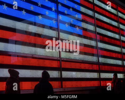 Riesige US Flag an US-Streitkräfte Recruiting Center, Times Square, NY Stockfoto