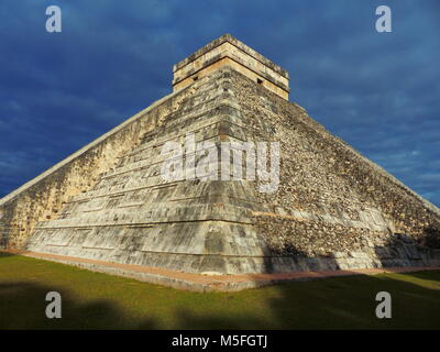 Chichen Itza, Mexiko Chichen Itza El Castillo (Tempel des Kukulcan) beherrscht das Zentrum der archäologischen Stätte. Stockfoto