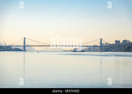 Die George Washington Brücke erstreckt sich über die mächtige Hudson River mit der Skyline im Hintergrund, New York City, New York. Stockfoto