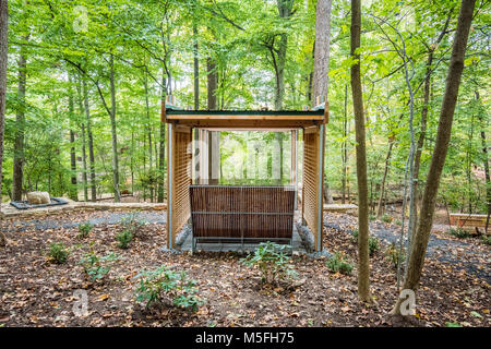 Pavillon aus Holz Struktur in den Wäldern, eine landschaftlich Projekt für Walter Reed Hospital, Bethesda, Maryland. Stockfoto