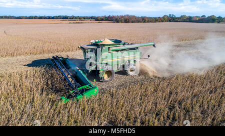 Luftaufnahme von Mähdrescher fahren durch Reihen von Sojabohnen und kicking up dust, Maryland Stockfoto
