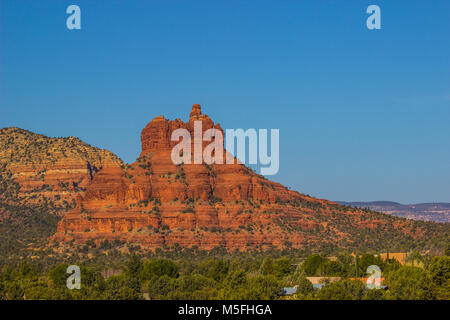 Red Rock Mountain Outcropping mit geologischen Schichten Stockfoto