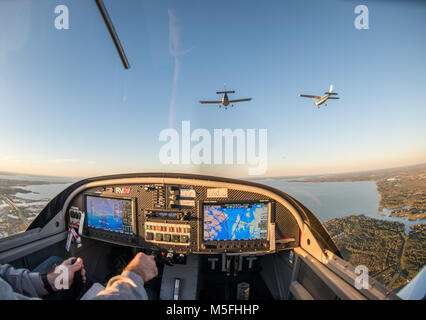 Blick aus der Windschutzscheibe von Cockpit von Vans RV-12 Light Sport Aircraft zwei weitere Flugzeuge darüber fliegen, Stevensville, Maryland. Stockfoto