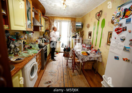 Belarus, Gomel, Birch Street, 15. Juli 2017. Die Küche in der Wohnung. Wurf in der Küche: Das Sowjetische Küche. Günstige Küche. Küche der entwickelten countr Stockfoto