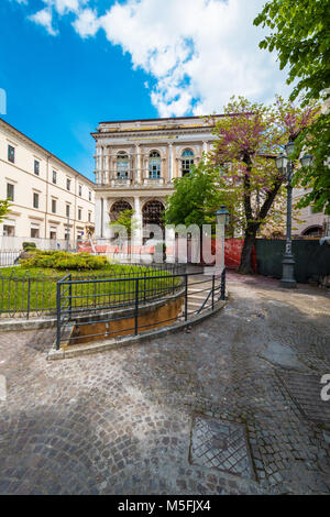 L'Aquila, Italien - Das historische Zentrum der Hauptstadt der Abruzzen, Italien, im Jahr 2009 durch ein Erdbeben zerstört, jetzt im Umbau Stockfoto