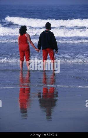 Paar am Strand, Ganpatipule Maharashtra, Indien genießen. Stockfoto