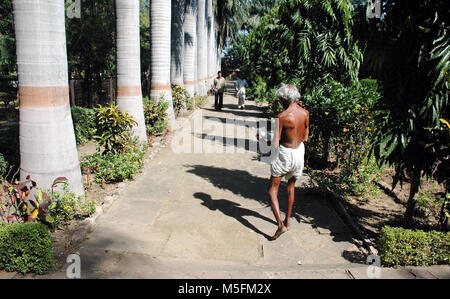 Mann im Garten, Bhopal, Madhya Pradesh, Indien, Asien Stockfoto