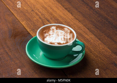 Eine Tasse heißen Latte Art Kaffee auf Holztisch Stockfoto