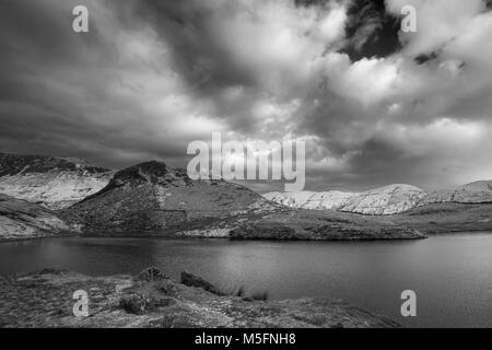 Schöne schwarze und weiße Winterlandschaft Bild von Llyn y Dywarchen in Snowdonia National Park Stockfoto