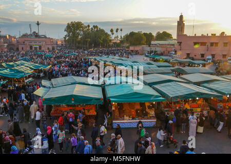 Blick auf den berühmten Platz Djemaa el-Fna und der Koutoubia Moschee in Marrakesch, Marokko. Stockfoto