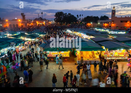 Blick auf den berühmten Platz Djemaa el-Fna und der Koutoubia Moschee in Marrakesch, Marokko. Stockfoto