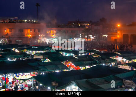 Blick auf den berühmten Platz Djemaa el-Fna und der Koutoubia Moschee in Marrakesch, Marokko. Stockfoto