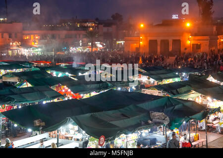 Blick auf den berühmten Platz Djemaa el-Fna und der Koutoubia Moschee in Marrakesch, Marokko. Stockfoto