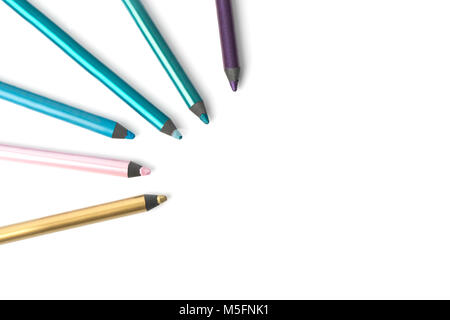 Bunte Make-up Stifte in die Ecke des weißen Hintergrund Stockfoto