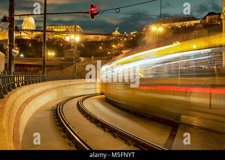 Straßenbahn, leuchtende der fahrenden Bahn bei Nacht trace Stockfoto