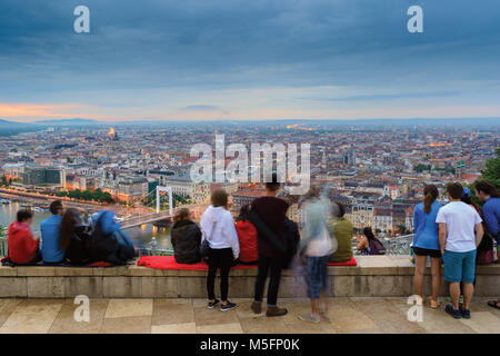 Gruppe von Menschen mit Blick auf die Stadt Budapest von oben auf den Gellertberg Stockfoto