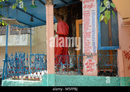 Mann in kleinen Tempel, Jodhpur, Rajasthan, Indien, Asien Stockfoto