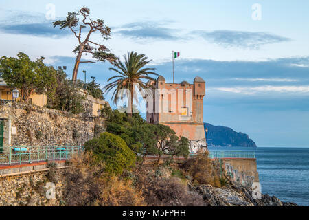 Groppallo Turm in Genua (Genova) Nervi, Italien, Festung am Meer Stockfoto