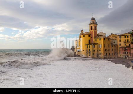 Alte Kirche mit rauer See und große Wellen in Camogli, Genua (Genova), Italien Stockfoto