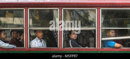 Die Passagiere auf den Bus auf den Straßen von Bangkok, Thailand Stockfoto