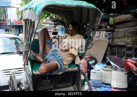 Mann schlafen in der Hand hochgezogen Rikscha, Kolkata, West Bengal, Indien, Asien Stockfoto