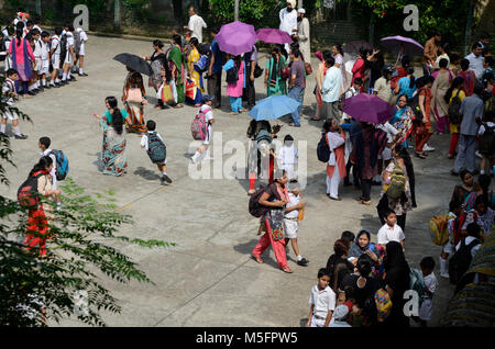 Schule Kinder mit Eltern, Kolkata, West Bengal, Indien, Asien Stockfoto