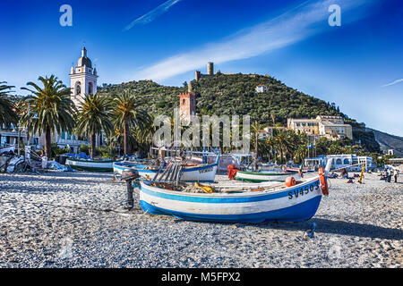 NOLI, Savona, Italien - April 4, 2015 - Das Boot am Strand, Noli, Savona, Italien Stockfoto