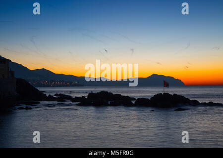 Genua (Genova) Boccadasse, Italien, in der Dämmerung, ein Fischerdorf und bunten Häusern Stockfoto