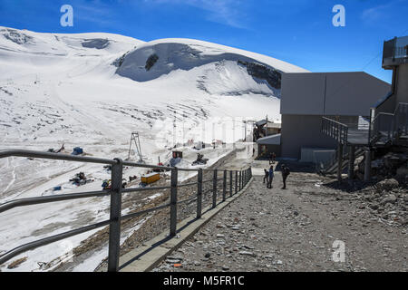 BREUIL - CERVINIA, ITALIEN, September 5, 2017 - Gruppe der Trekker auf das Plateau Rosa in Val d'Aosta, Italien Stockfoto