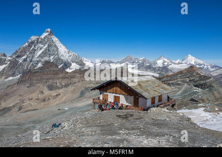 Blick auf Matterhorn Berg (Matterhorn) im Westen. Im Hintergrund die Schweizer Berge, vom Plateau Rosà bei 3500 Mt gesehen. Stockfoto