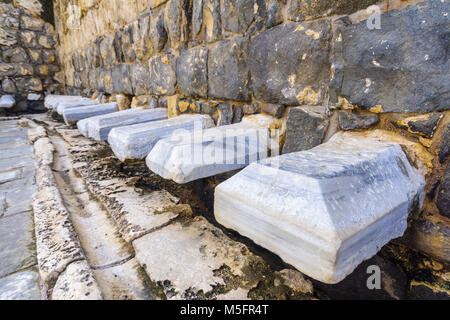 Blick auf die Ansicht des Römischen öffentliche Toilette in der antiken Stadt Bet Shean, im Norden Israels, im Norden Israels Stockfoto