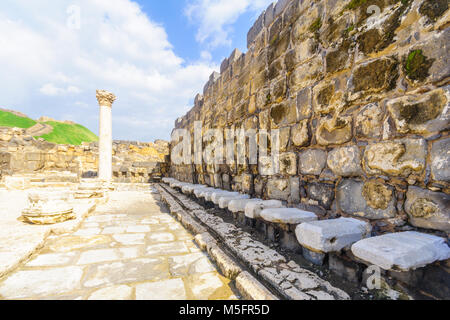 Blick auf die Ansicht des Römischen öffentliche Toilette in der antiken Stadt Bet Shean, im Norden Israels, im Norden Israels Stockfoto