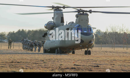 Soldaten aus der 3. Staffel, 71st Cavalry Regiment, 1st Brigade Combat Team, 10 Mountain Division (LI), Last auf ein CH-47 Chinook Hubschrauber an Abteilung Hill, Fort Drum, New York, einer der Beginn einer Air Assault Übung, 21. Februar 2018. Stockfoto