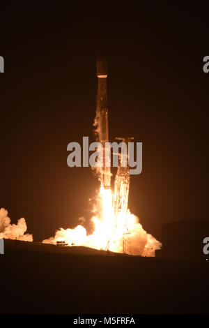 Team Vandenberg erfolgreich gestartet ein Falcon 9 Rakete mit einem PAZ Nutzdatei von Space Launch Complex-4 hier, Donnerstag, 24.02.22, 6:17:00 Uhr PST. (U.S. Air Force Foto von Tech. Sgt. Jim Araos/Freigegeben) Stockfoto