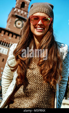 Entdecken Dinge, die jeder Liebe in Mailand. Glückliche junge touristische Frau in Mailand, Italien Stockfoto