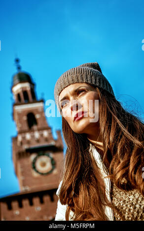 Entdecken Dinge, die jeder Liebe in Mailand. trendige traveller Frau in Mailand, Italien Stockfoto