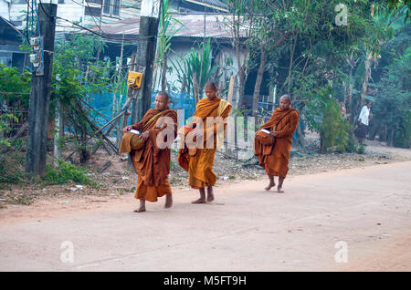 SAKON NAKHON, THAILAND, Februar, 15, 2017 - Mönche Spaziergang am frühen Morgen in der Isan Dorf in der Provinz Sakon Nakhon Stockfoto