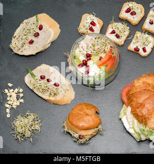 Gesundes Essen, Menü mit microgreens. Vegetarische Sandwiches mit Micro grünen Sortiment. Vegan Party Food Tabelle mit Bio-gemüse Canapes. Gesundheit Stockfoto