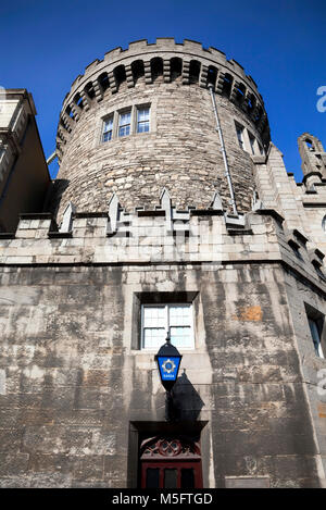 Blaue Lampe oberhalb der alten Gardasee Museum im Turm im Schloss von Dublin, Irland. Es hat seit dem Treasury Gebäudes verlegt Stockfoto