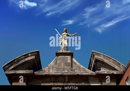 Skulptur von (Skalen) Justiz aka Iustitia, Justitia oder Lady Gerechtigkeit (Lateinisch: Iustitia, die römische Göttin der Gerechtigkeit, eine allegorische personificatio Stockfoto