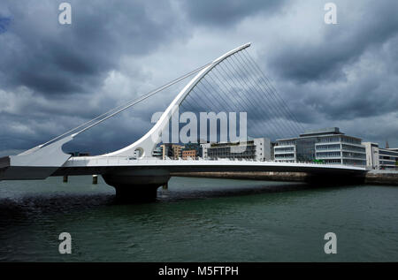 Die Samuel Beckett Brücke ist von Santiago Calatrava, ein Designer, der eine Reihe von innovativen Brücken und Gebäude entworfen. Die Schrägseilbrücke verbindet Stockfoto