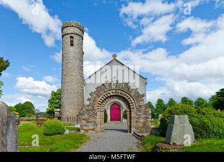 Der runde Turm aus dem 11. Jahrhundert eine frühere romanische Tür im St James' der Kirche von Irland in Castledermot, County Carlow, Irland Stockfoto