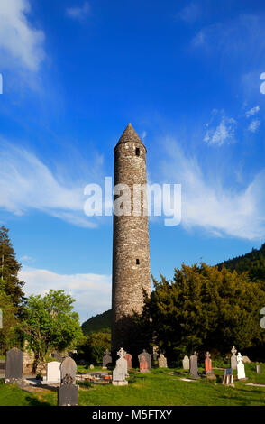 Die mittelalterlichen Rundturm in Glendalough, County Wicklow, Irland Stockfoto