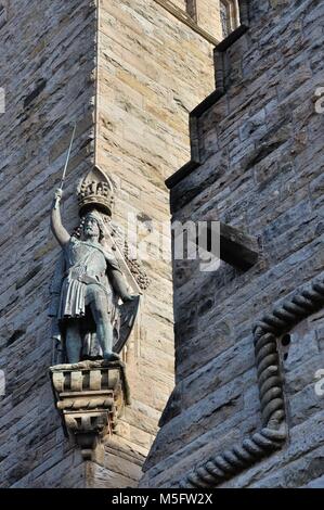 William Wallace Statue auf dem Turm mit Teil der Keeper Lodge mit Blick auf den Nationalen Wallace Monument außerhalb von Stirling, Schottland Stockfoto