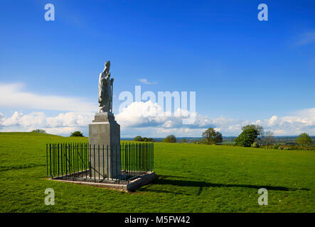 Statue des Hl. Patrick errichtet auf Tara Hill bis 433 AD gedenken, wenn St. Patrick ein Lagerfeuer auf dem Hügel in der Nähe von Slane, County Meath, Irland lit Stockfoto