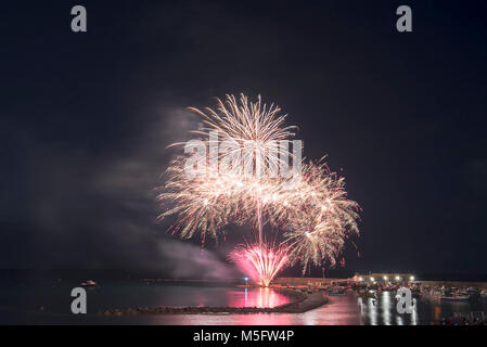 Menschenmassen versammeln sich in Lyme Regis, Dorset am 4. November 2017 das jährliche Feuerwerk und Lagerfeuer Guy Fawkes Nacht zu feiern, zu genießen. Stockfoto