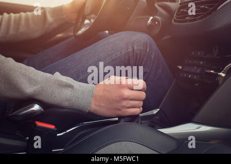 Umschalten der Fahrgeschwindigkeit mit dem Getriebe. Moderne Innenraum. Stockfoto