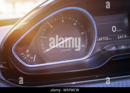 Auto Drehzahlmesser hautnah. Moderne Einrichtung mit blauen LED-Licht. Stockfoto