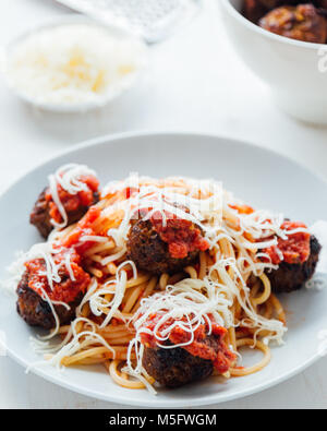 Frische leckere traditionelle spaghetti Pasta und Frikadellen dish Stockfoto